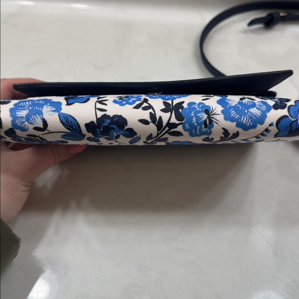 Kate Spade Wallet Crossbody Vase Floral Print Blue and White w/ Removable strap - Picture 7 of 9